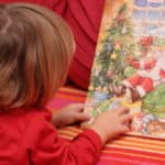 Kleiner Junge öffnete Adventskalender
